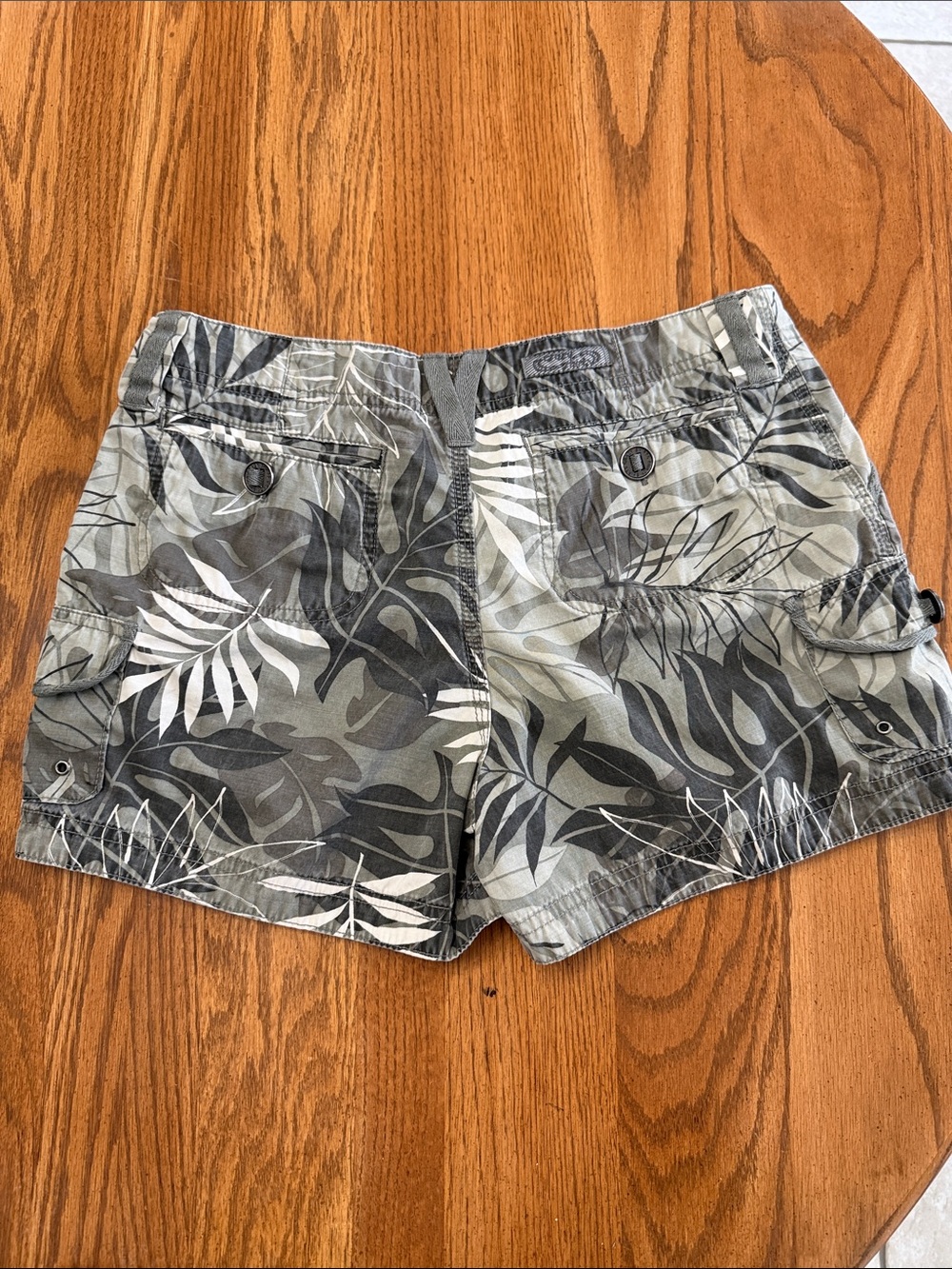 Leaf-Print Cargo Shorts in Olive and Gray - Casual Women's Shorts - Picture 7 of 11